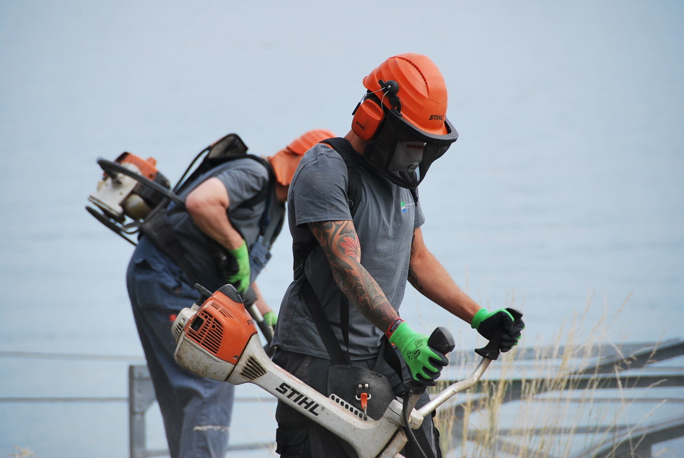 Männer mit Motorsense