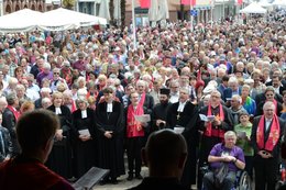 Große Menschenmenge vor dem Altpörtel (Turm) in Speyer.